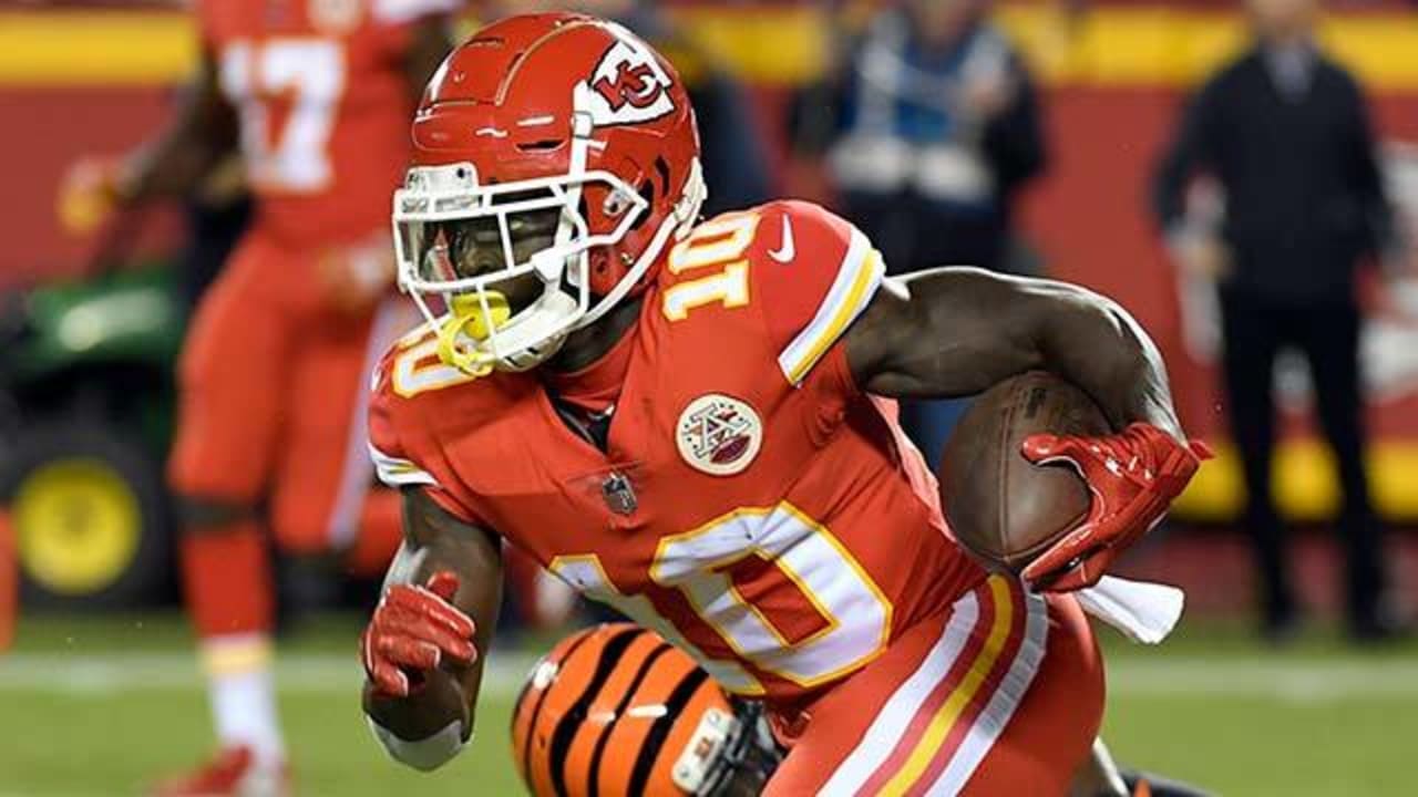 Tyreek Hill takes off for 28 yards on Chiefs' first play