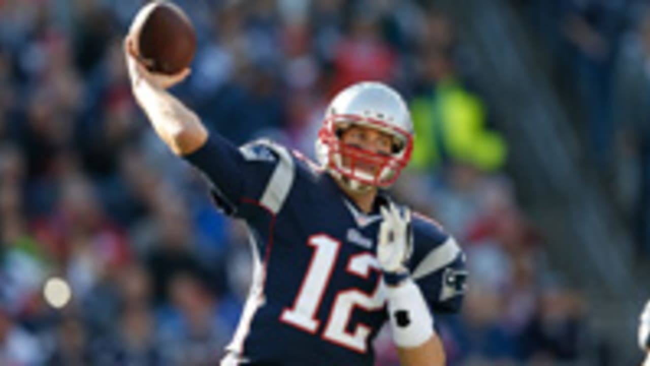 Tom Brady passes Patriots to 34-9 win over Lions