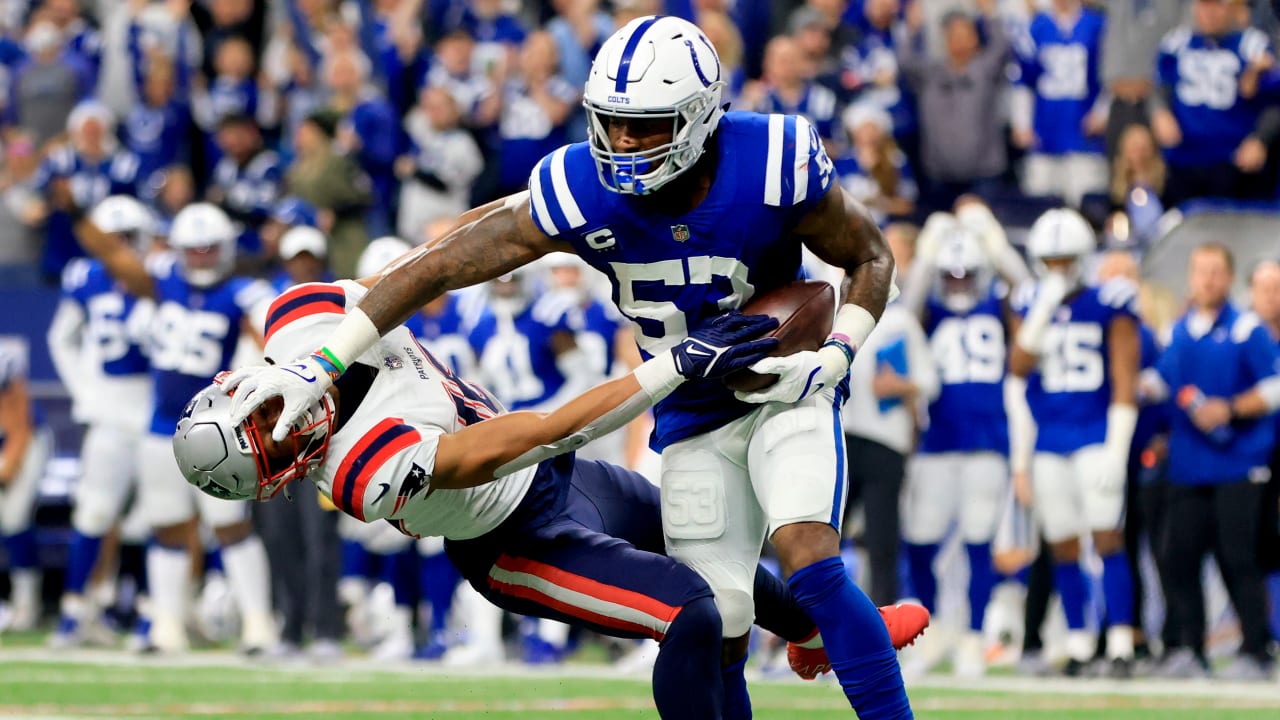Indianapolis Colts linebacker Darius Leonard reads New England Patriots quarterback Mac Jones
