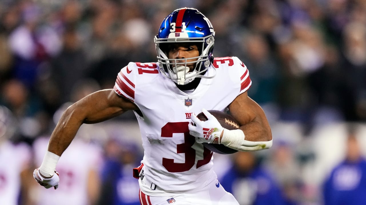 Seattle Seahawks defensive lineman Dre'Mont Jones blows up New York Giants  running back Matt Breida in the backfield for a 5-yard loss