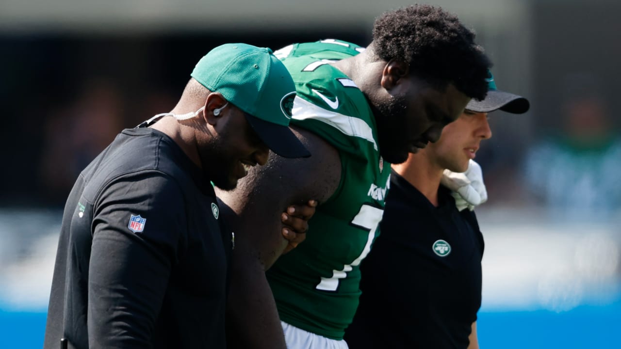 Jets' Mekhi Becton carted off with knee injury against Panthers