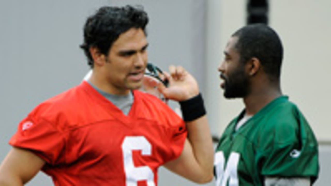 mark-sanchez-darrelle-revis-130412-spot.jpg