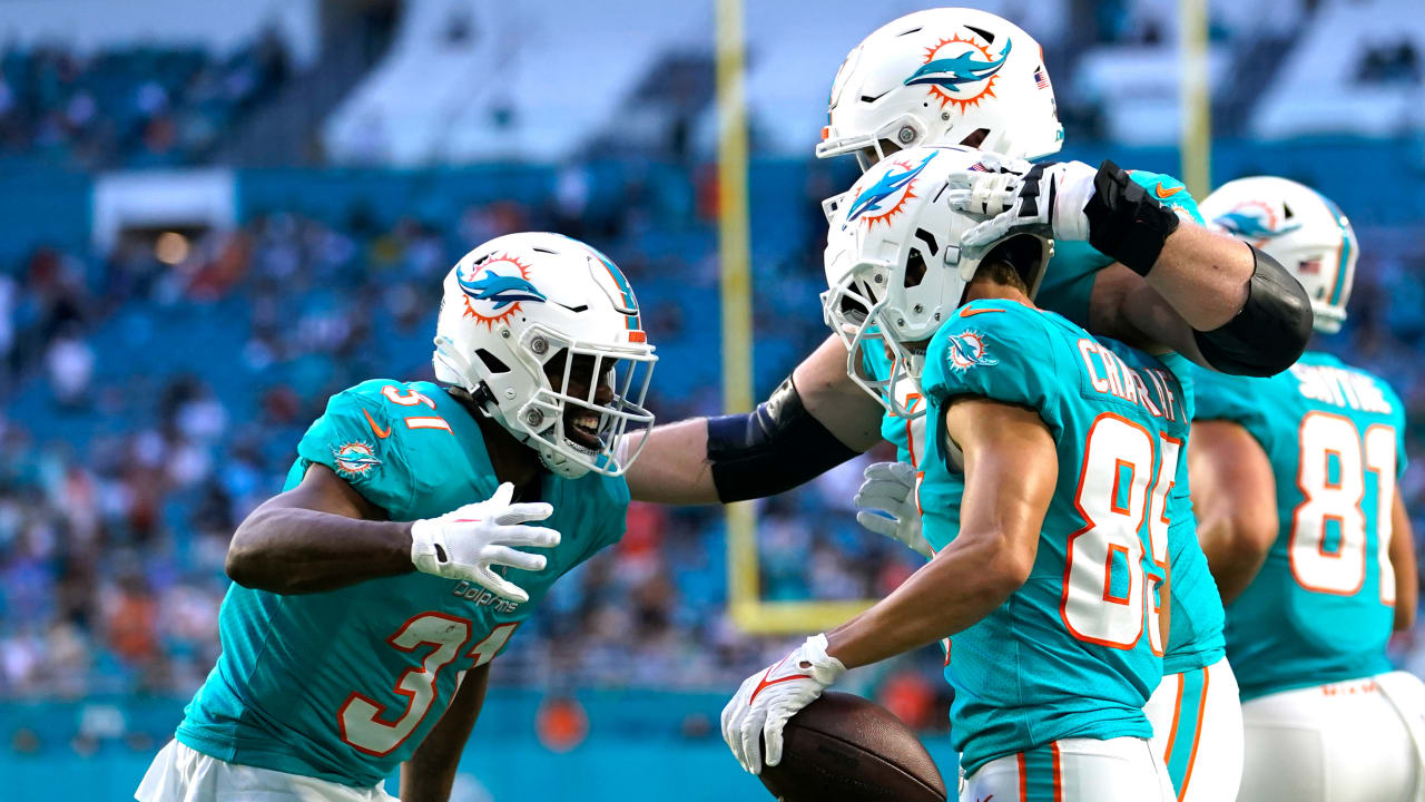 River Cracraft of the Miami Dolphins catches a pass over the News Photo  - Getty Images