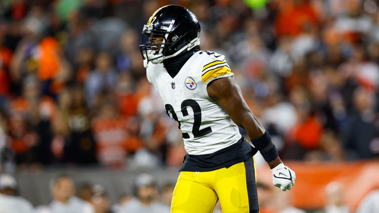 Pittsburgh Steelers running back Najee Harris uses THREE straight stiff