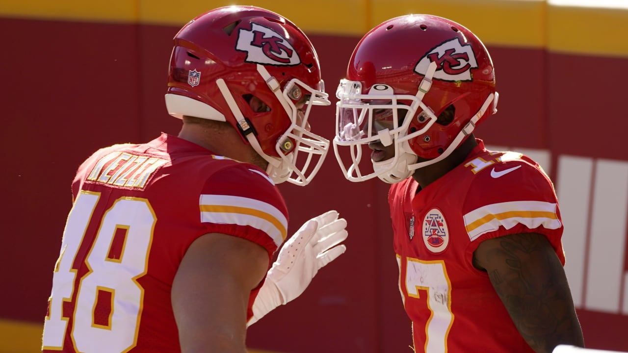 Kansas City Chiefs wide receiver Mecole Hardman takes chest pass from ...