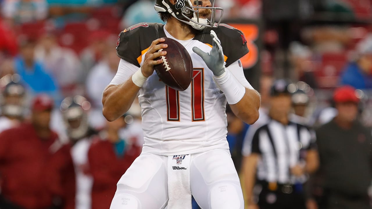 Bucs backup quarterback Blaine Gabbert suffers shoulder injury