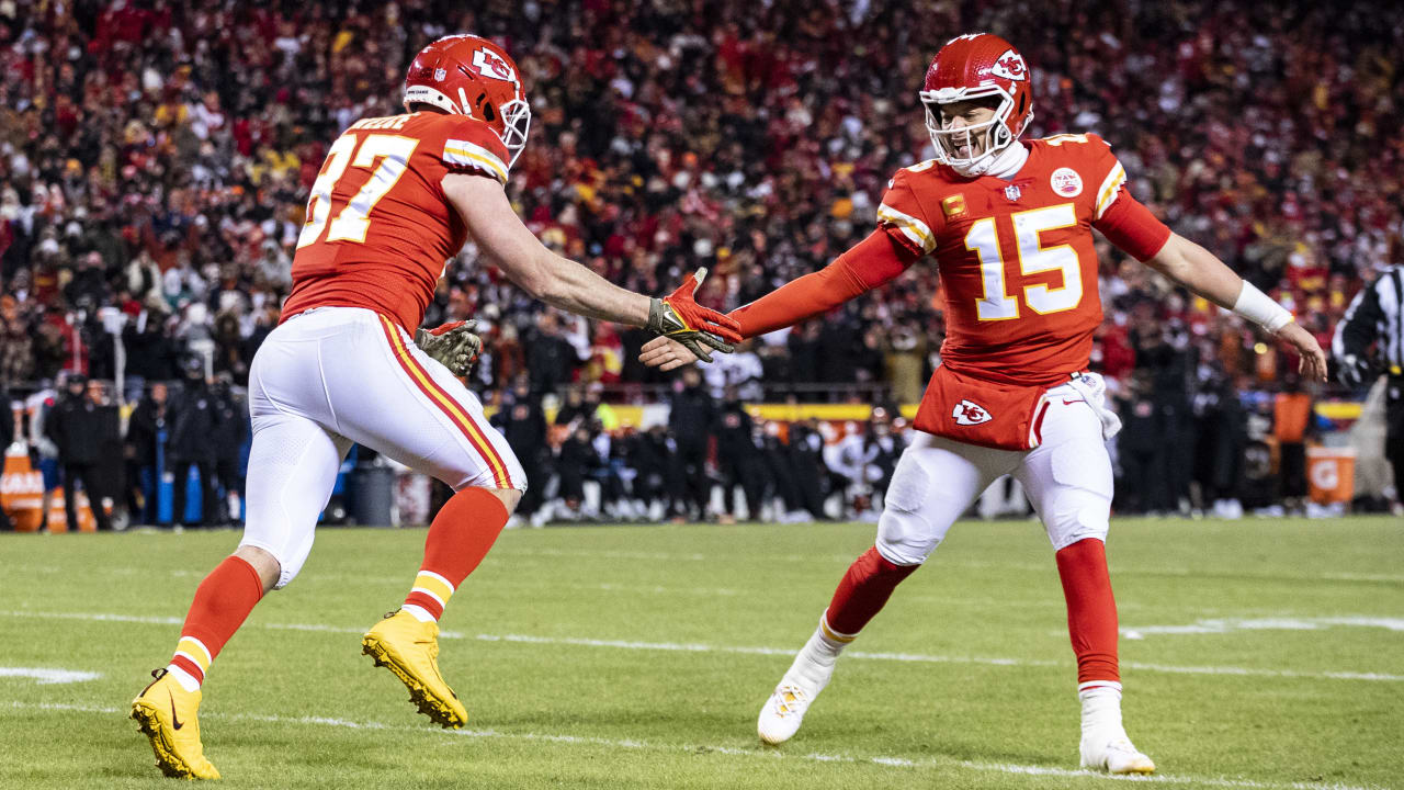 NFL Week 11: Patrick Mahomes and Travis Kelce combine for three