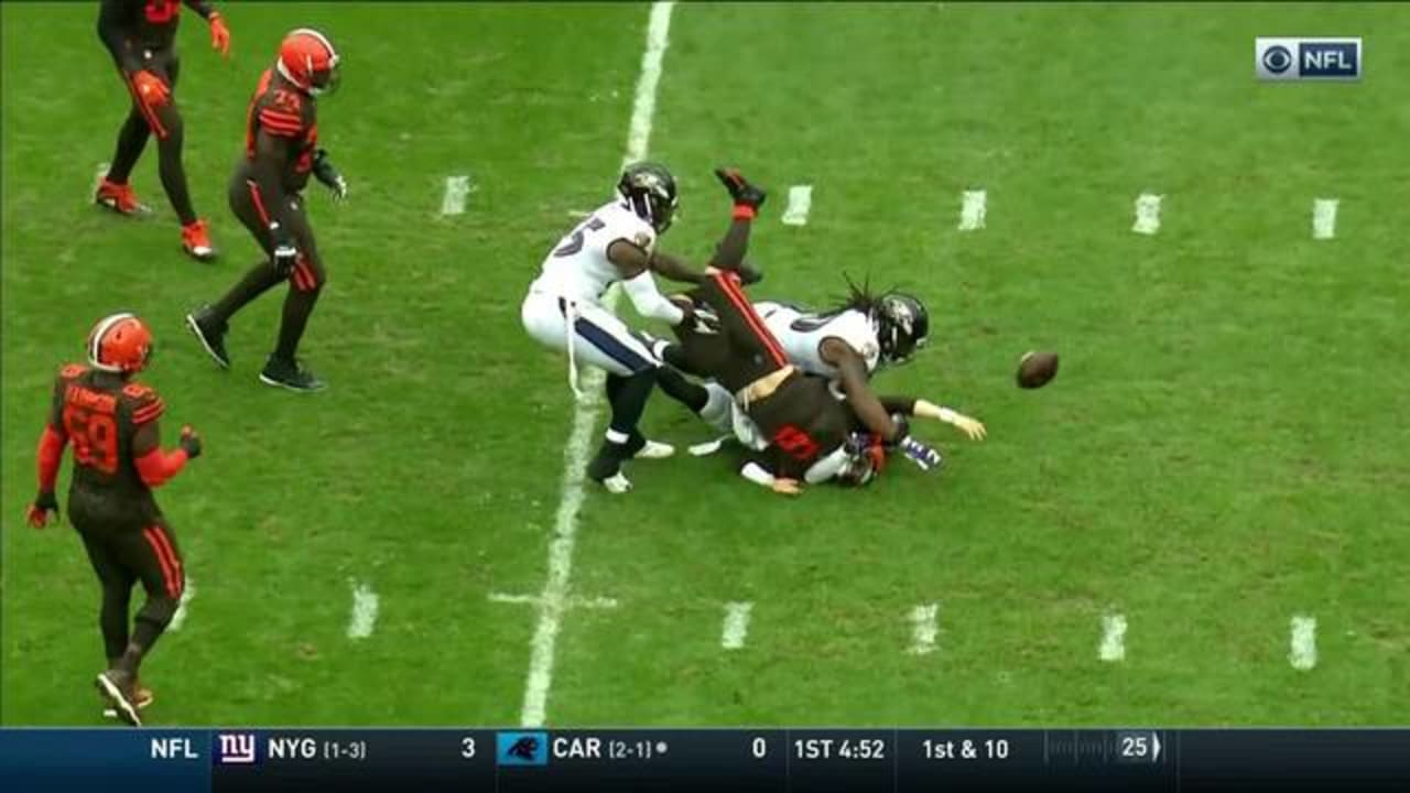 Weddle goes unblocked and sacks Mayfield