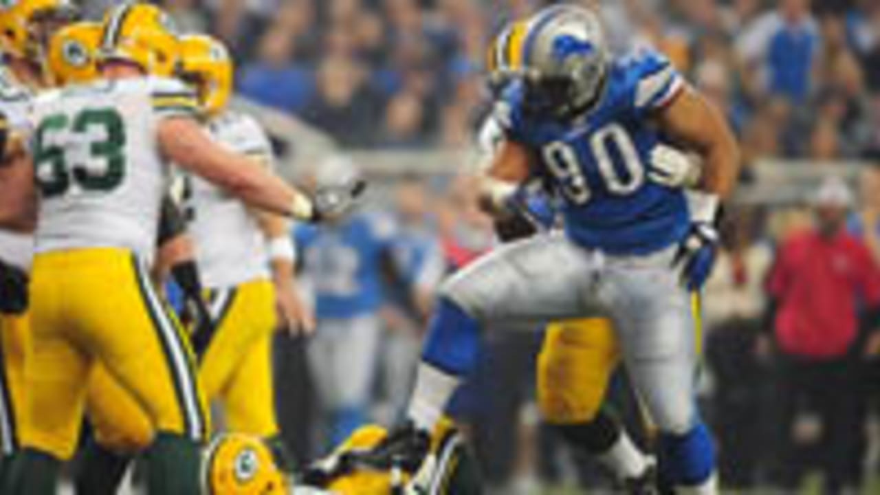 Detroit Lions defensive tackle Ndamukong Suh (90) rushes against