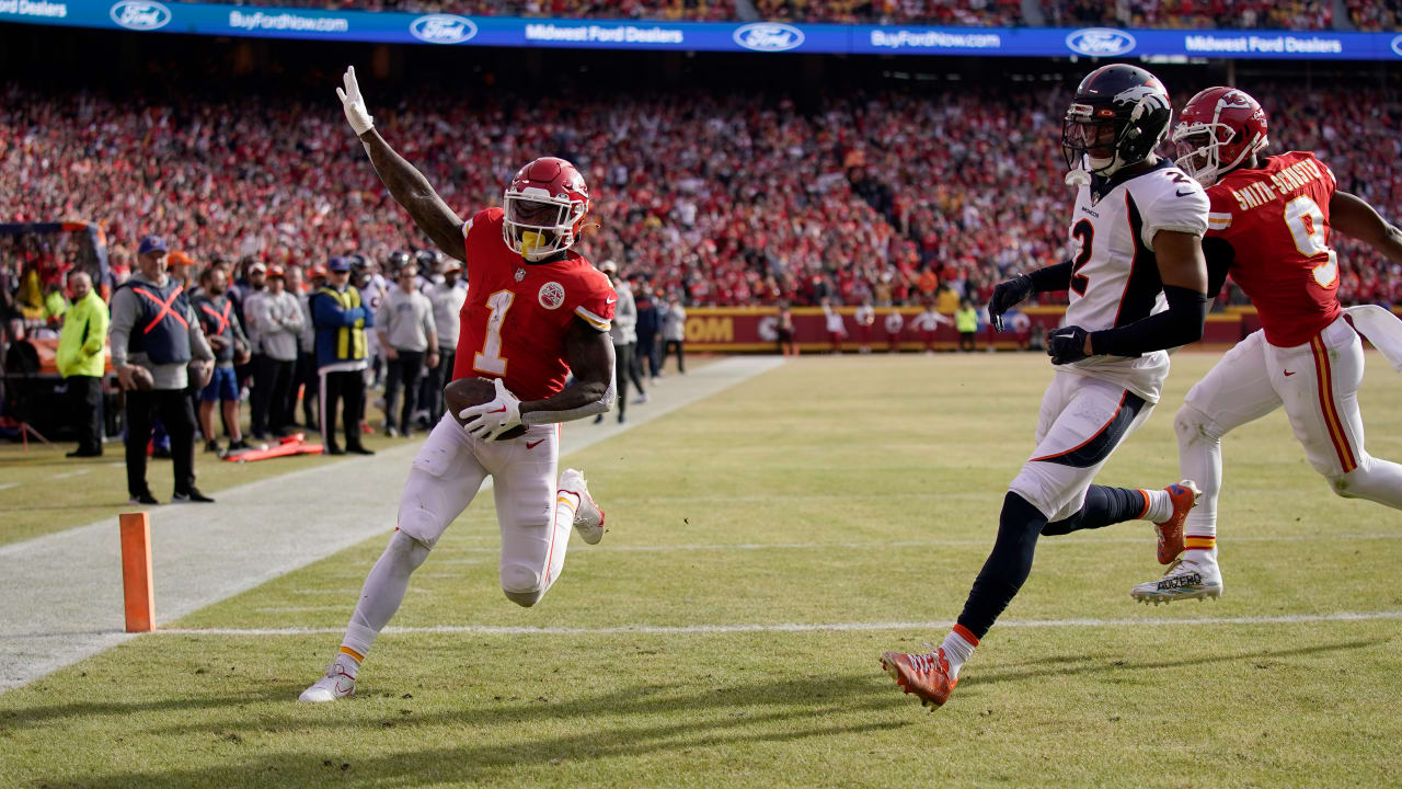 Kansas City Chiefs running back Jerick McKinnon (1) runs for a touchdown  against the Denver Broncos during an NFL football game Saturday, Jan. 8,  2022, in Denver. (AP Photo/Jack Dempsey Stock Photo - Alamy