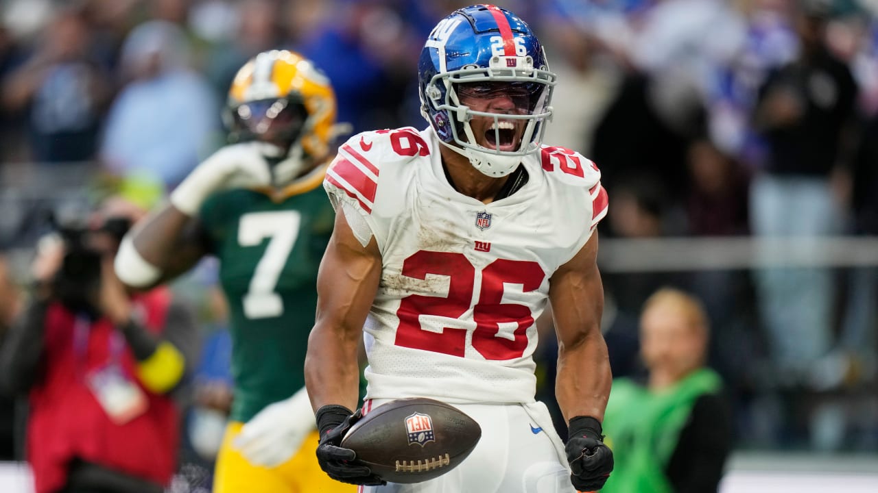 Saquon Barkley takes direct snap for 40 yards