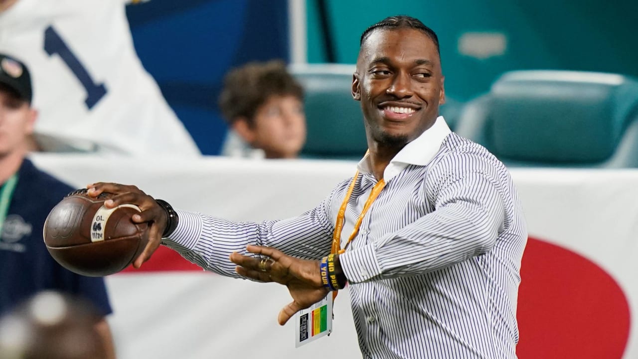 Baltimore Ravens quarterback Robert Griffin III (3) warn s up before the  first half of an NFL football game between the Washington Football Team and  the Baltimore Ravens, Sunday, Oct. 4, 2020