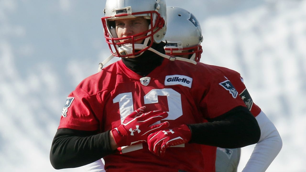 Patriots' Tom Brady throwing without glove in AFC title game – East Bay  Times