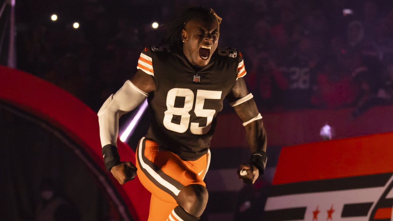 Browns franchise tag tight end David Njoku