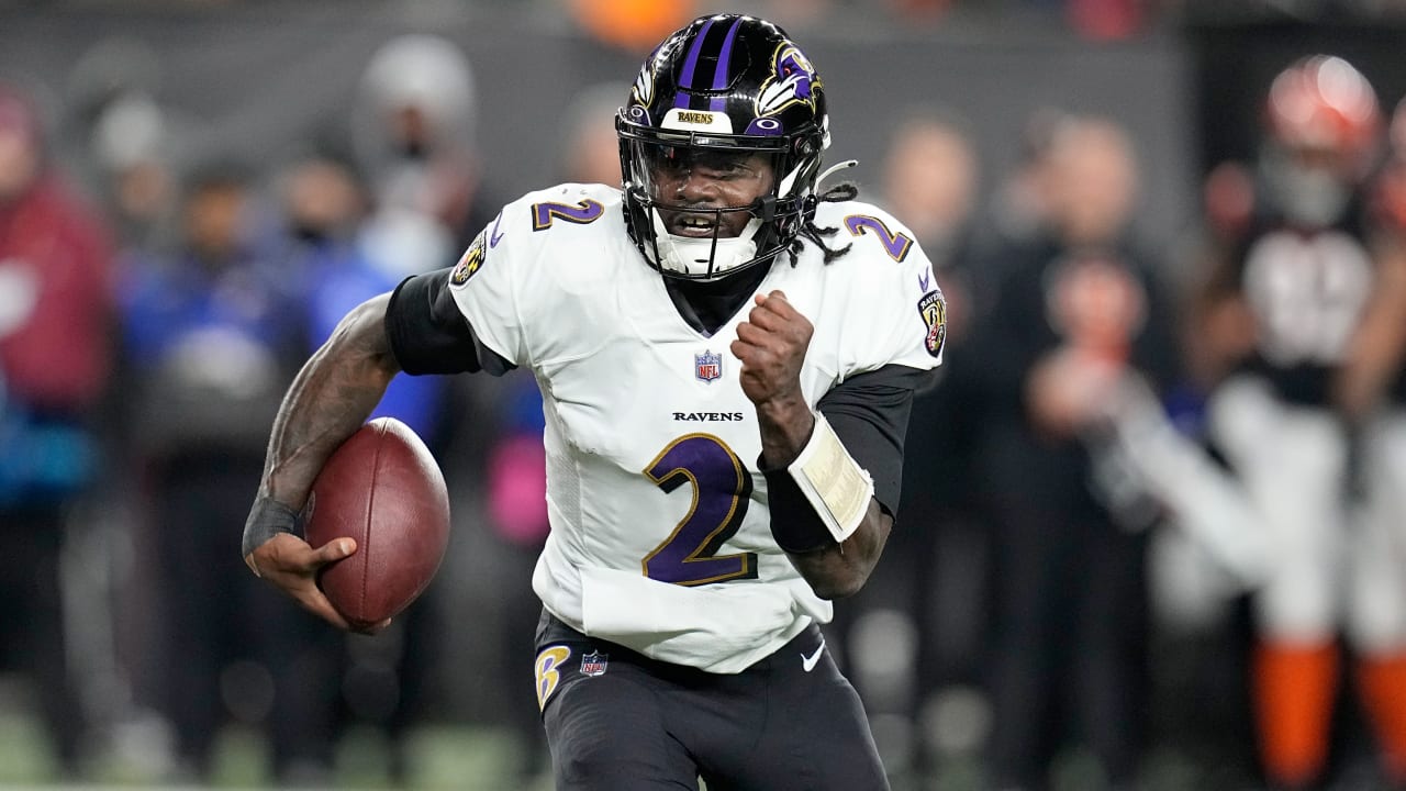 PITTSBURGH, PA - DECEMBER 11: Baltimore Ravens quarterback Tyler Huntley  (2) throws a pass during the national football league game between the  Baltimore Ravens and the Pittsburgh Steelers on December 11, 2022