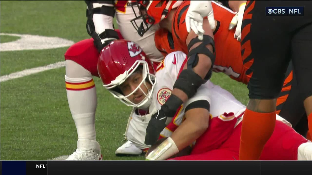 Cincinnati Bengals defensive end Sam Hubbard engulfs Kansas City Chiefs  quarterback Patrick Mahomes for 8-yard sack on second down