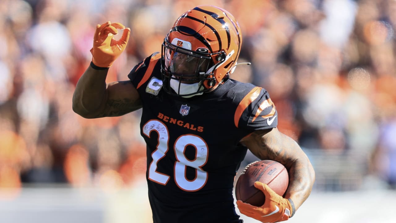 Cincinnati Bengals running back Joe Mixon (28) scores a touchdown