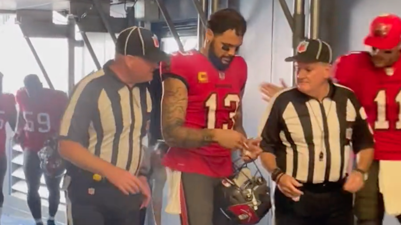 Watch as it appears NFL refs ask Tampa's Mike Evans for autograph