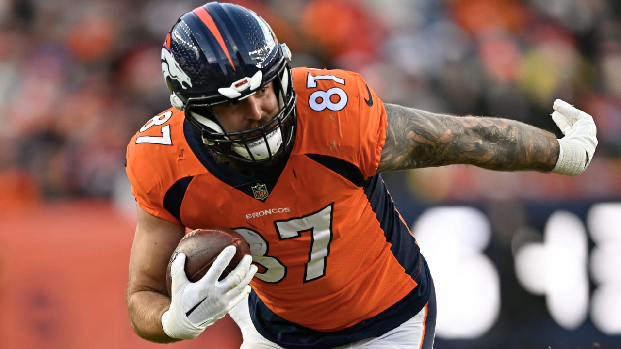 Denver Broncos tight end Eric Tomlinson tries to break free from News  Photo - Getty Images