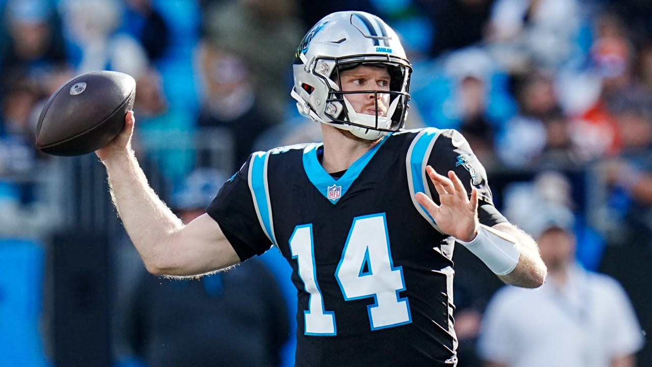 Live look at Sam Darnold in his new Panthers jersey! : r/the_darnold