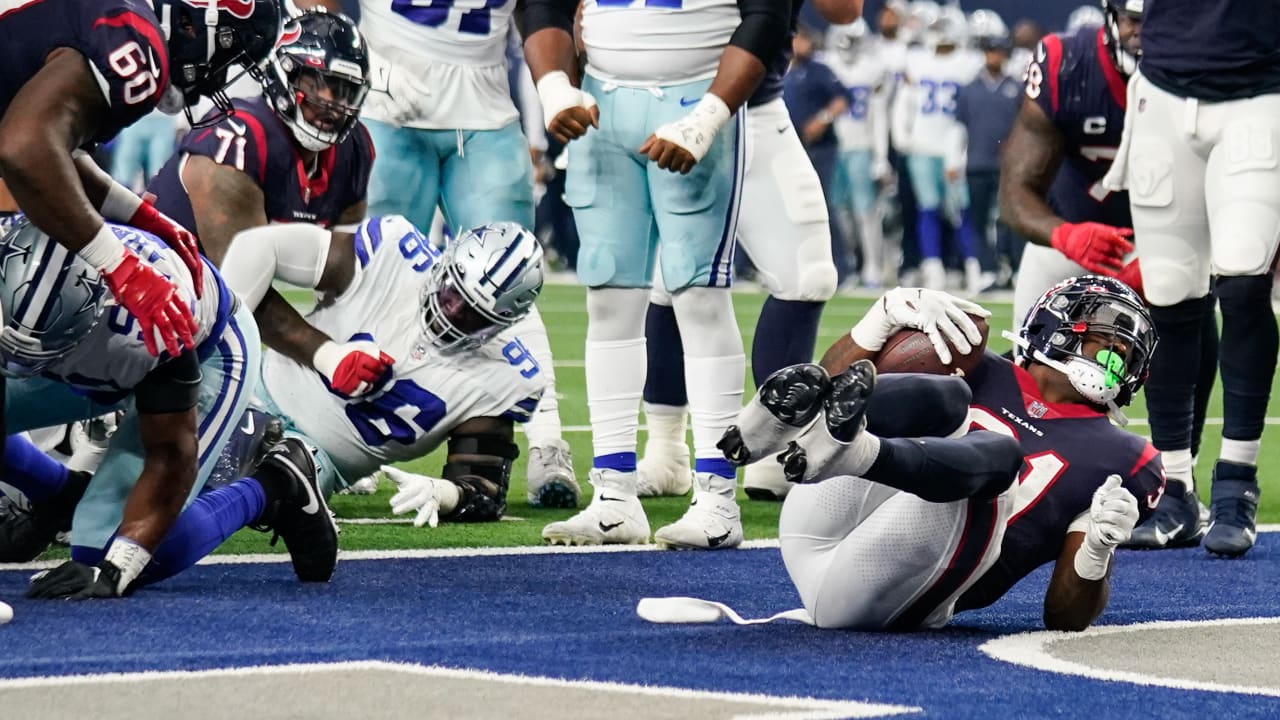 Houston Texans Running Back Dameon Pierce Sneaks Up The Middle For ...