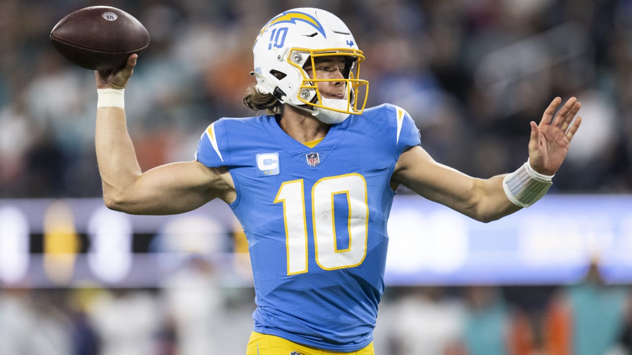 Can't-Miss Play: Los Angeles Chargers quarterback Justin Herbert's 51-yard  bomb to wide receiver Joshua Palmer seals win vs. Raiders