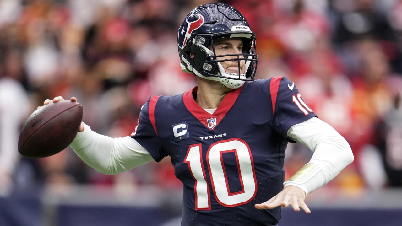 December 18, 2022: Houston Texans wide receiver Chris Moore (15) brings in  a 34-yard pass over Kansas City Chiefs cornerback Trent McDuffie (21)  during an NFL game between the Texans and the