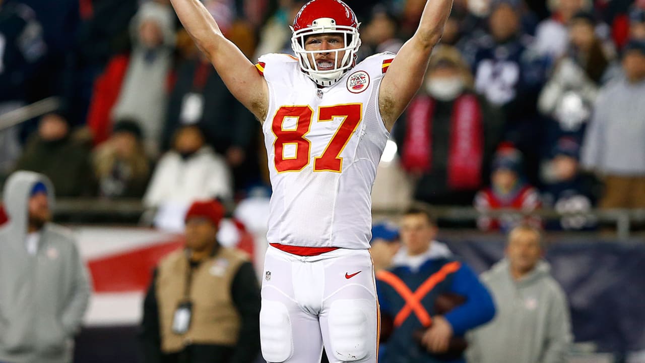 travis-kelce-160129-SL