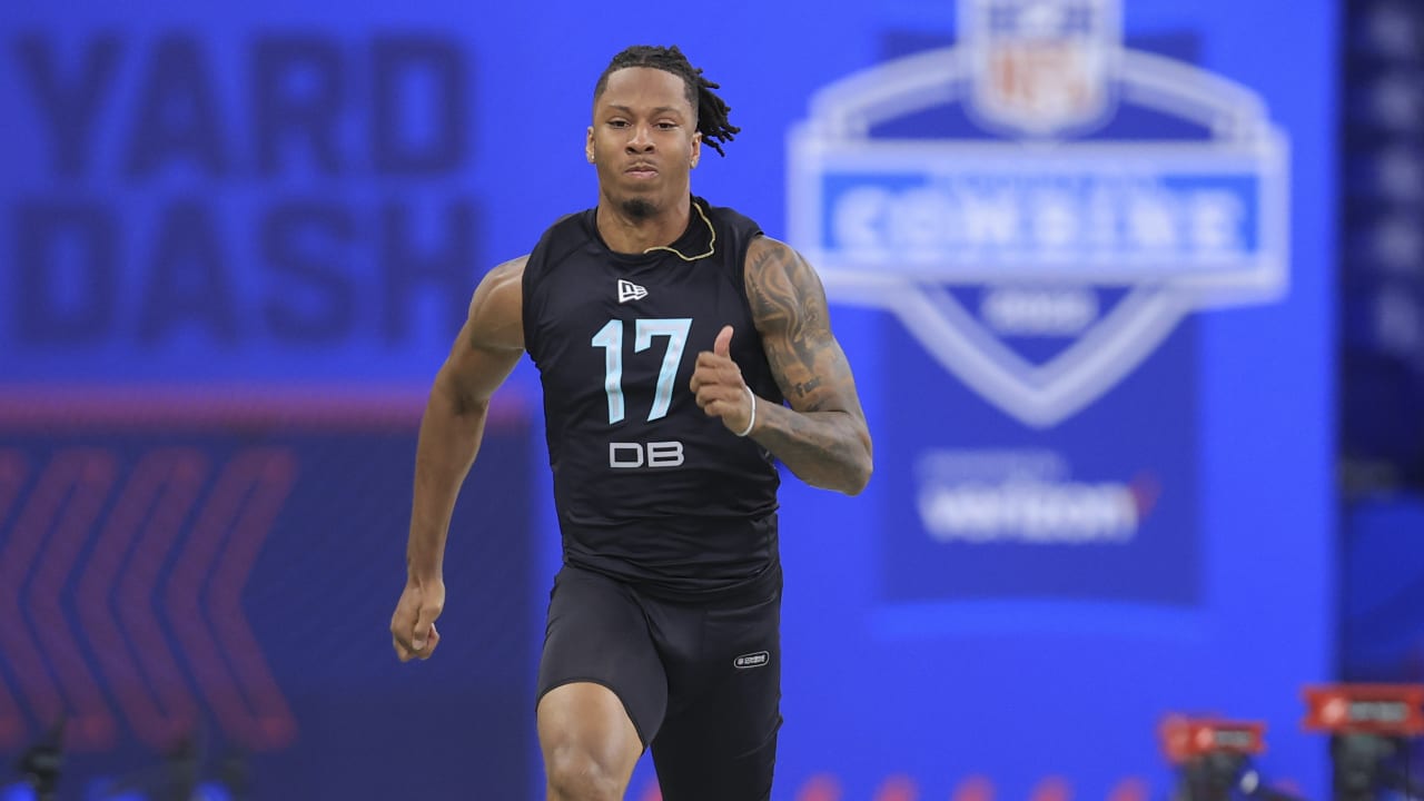 Defensive back Vincent Gray runs official 4.54-second 40-yard dash at 2022  combine