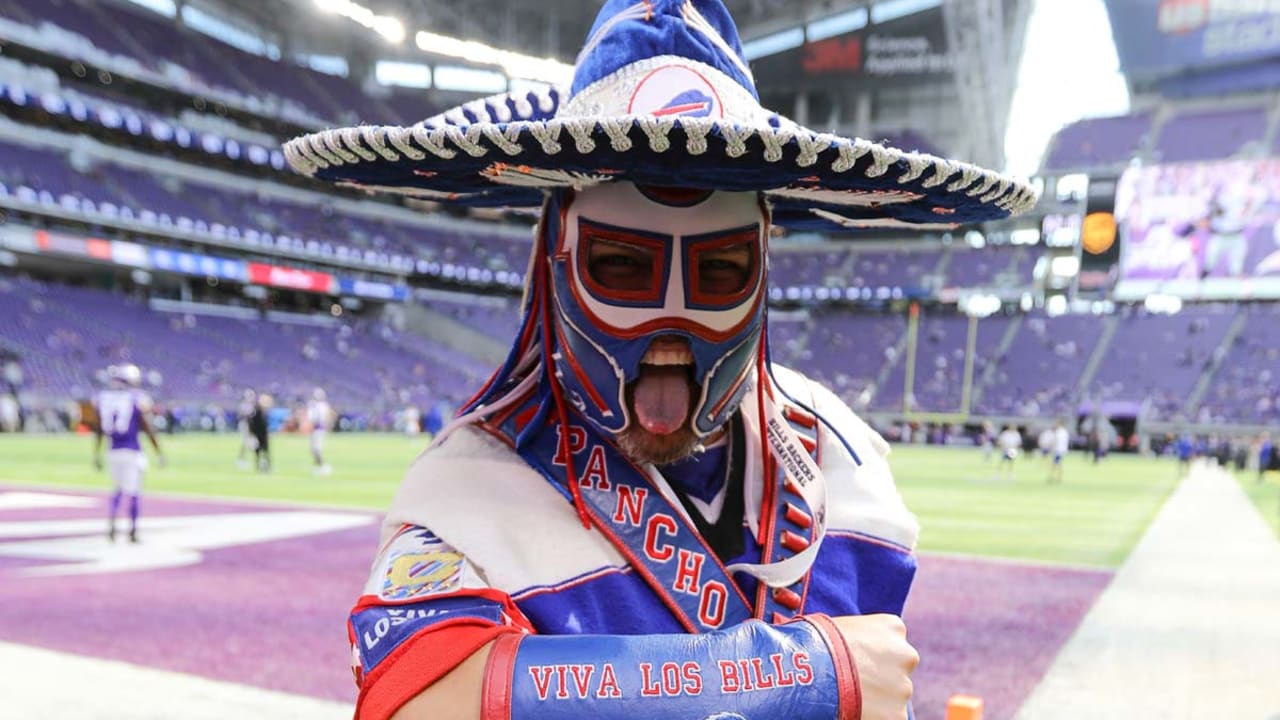 Chicago Bears Fan Struggles, Fails To Put On Poncho As Chicago