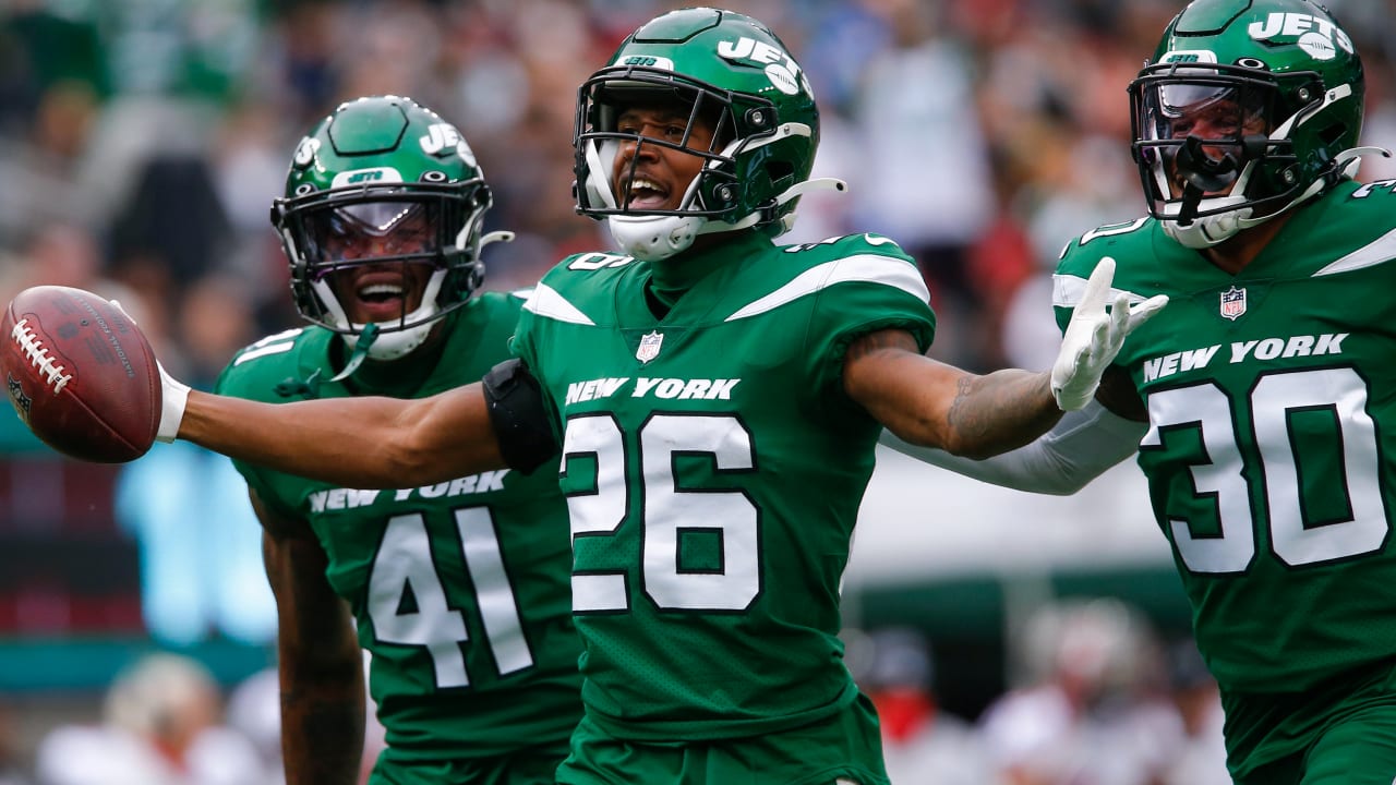 New York Jets cornerback Brandin Echols reads Tampa Bay quarterback Tom ...