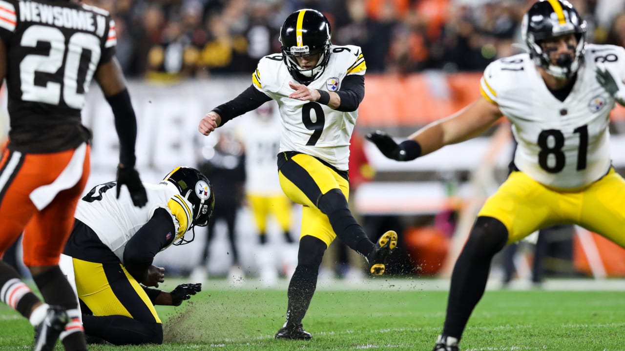 Pittsburgh Steelers kicker Chris Boswell (9) warms up before an NFL  wild-card playoff football game against the Cleveland Browns, Sunday, Jan.  10, 2021, in Pittsburgh. (AP Photo/Keith Srakocic Stock Photo - Alamy