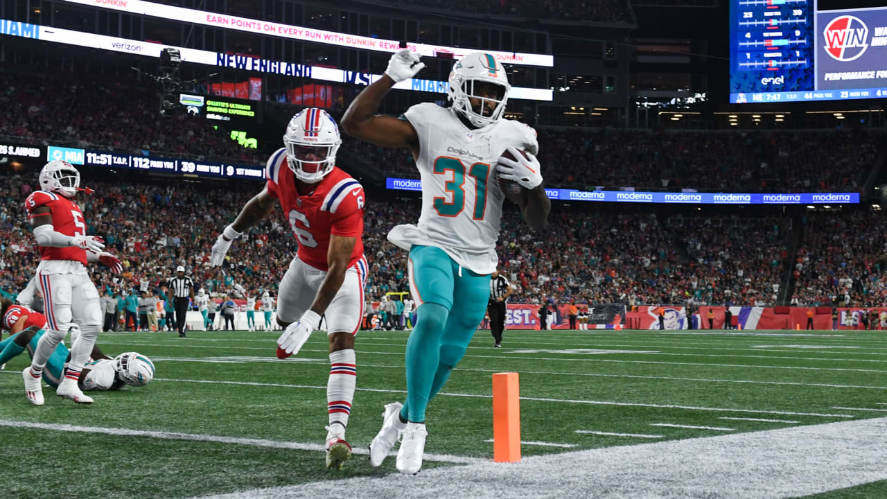 Miami Dolphins running back Raheem Mostert (31) runs for a touchdown during  the second half of an NFL football game against the Cleveland Browns,  Sunday, Nov. 13, 2022, in Miami Gardens, Fla. (