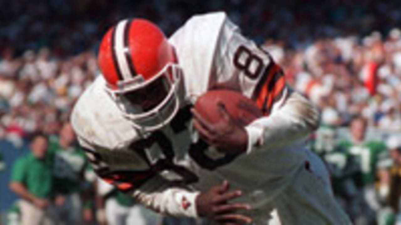 Cleveland Browns tight end Ozzie Newsome (82) runs past Minnesota