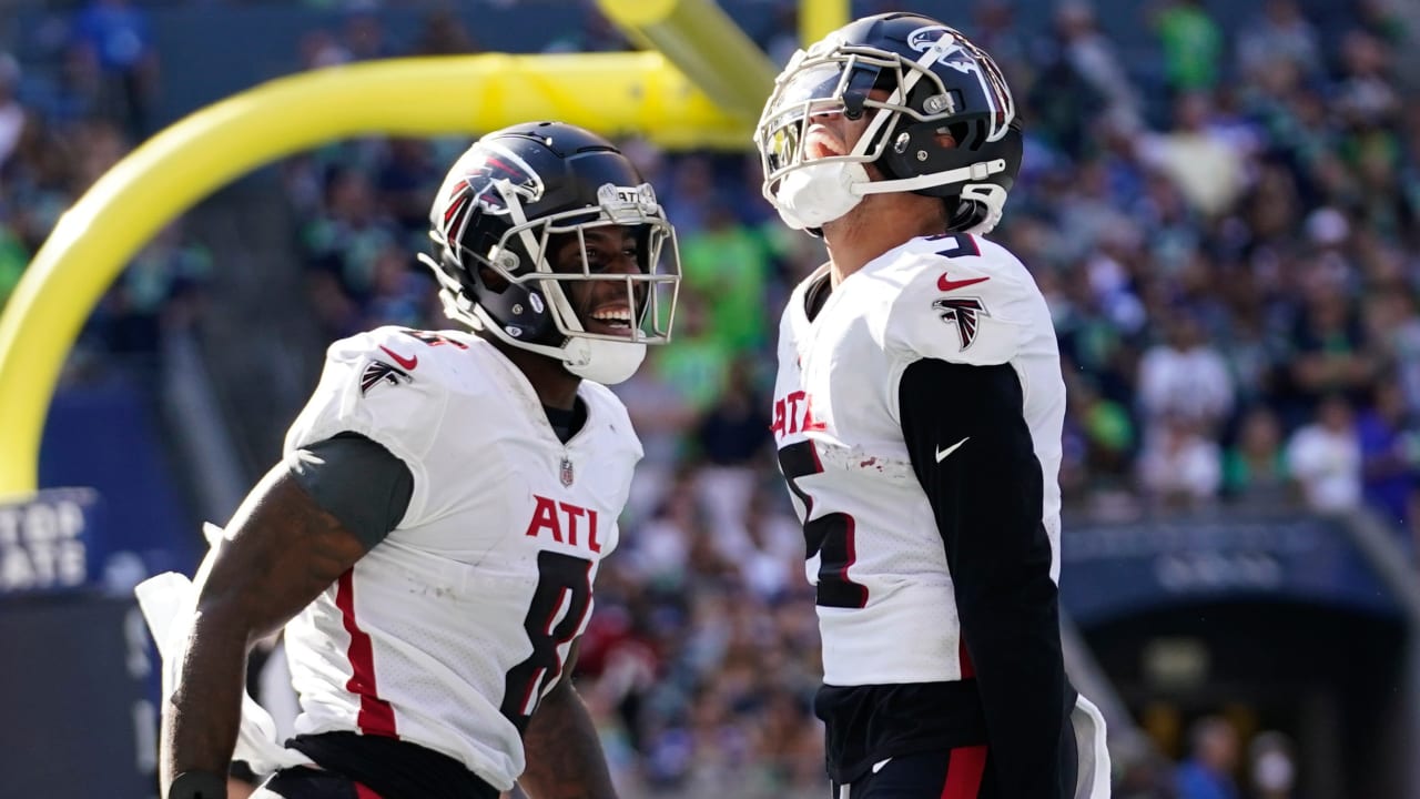 Atlanta Falcons wide receiver Drake London (5) lines up during the