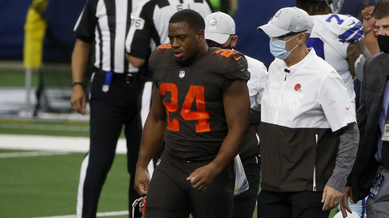 Cleveland Browns RB Nick Chubb carted off field after knee injury