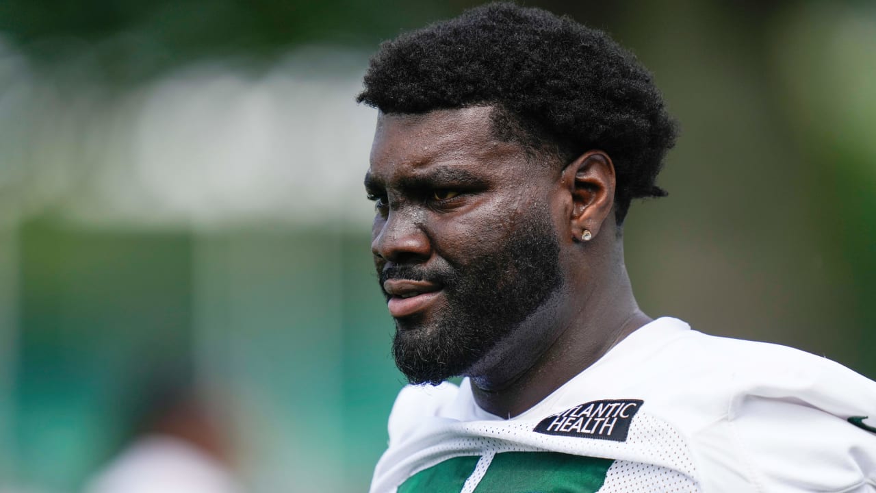 Jets considering moving LT Mekhi Becton to right tackle