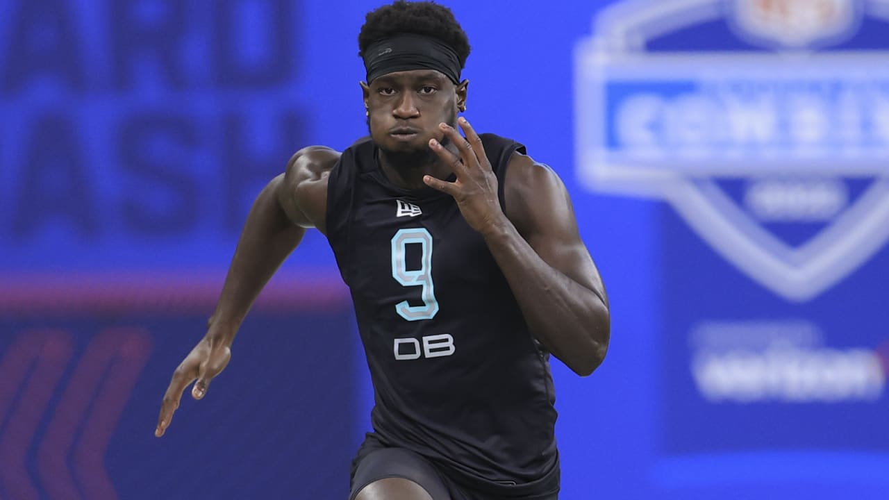 Defensive back Kaiir Elam runs official 4.39-second 40-yard dash at 2022  combine