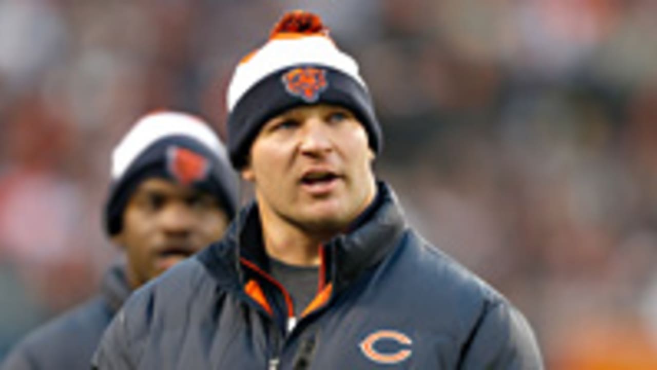 Brian Urlacher retires after 13 years on Chicago Bears