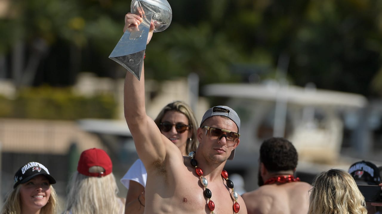 A drunk Tom Brady celebrates during Bucs' Super Bowl parade