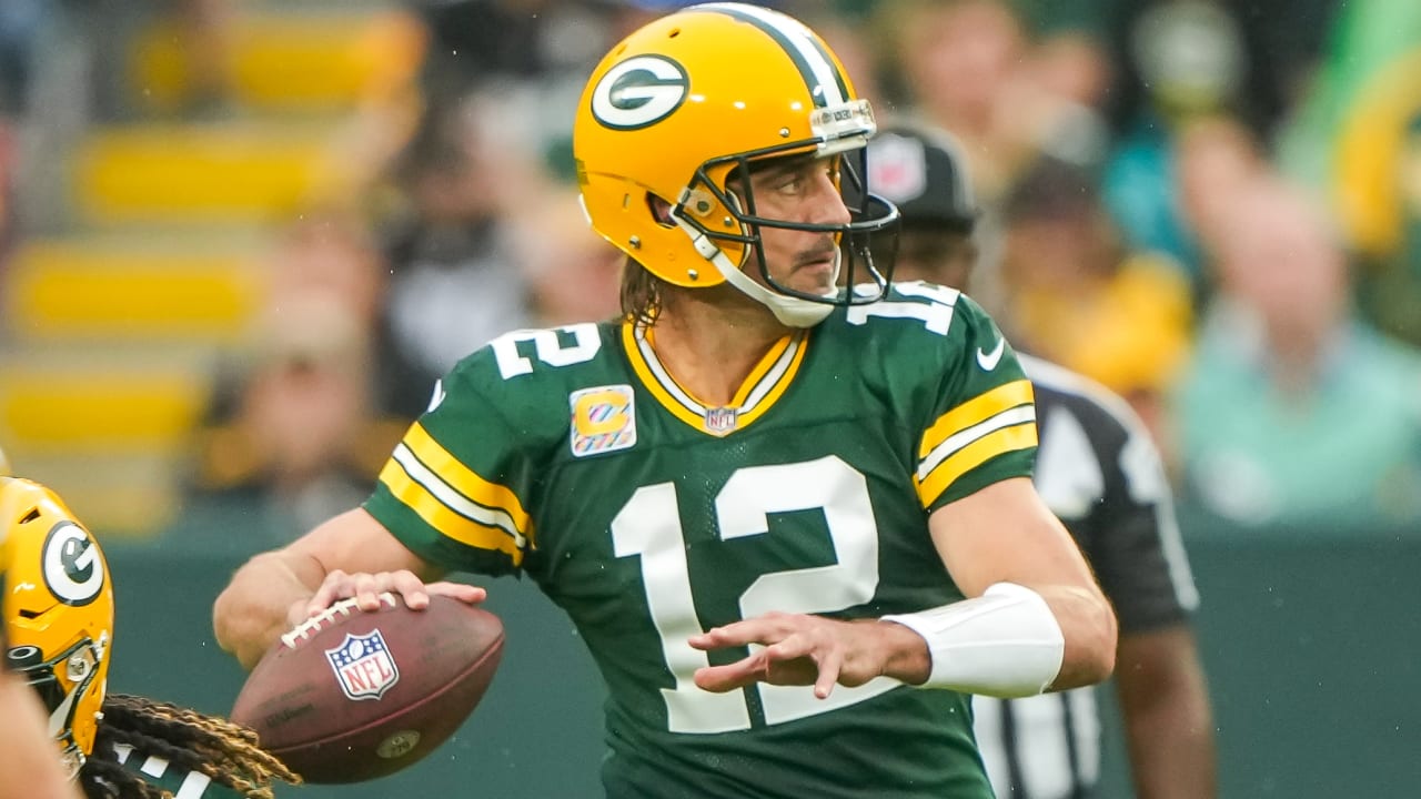 Green Bay Packers Quarterback Aaron Rodgers Rips Third-down Fastball To ...