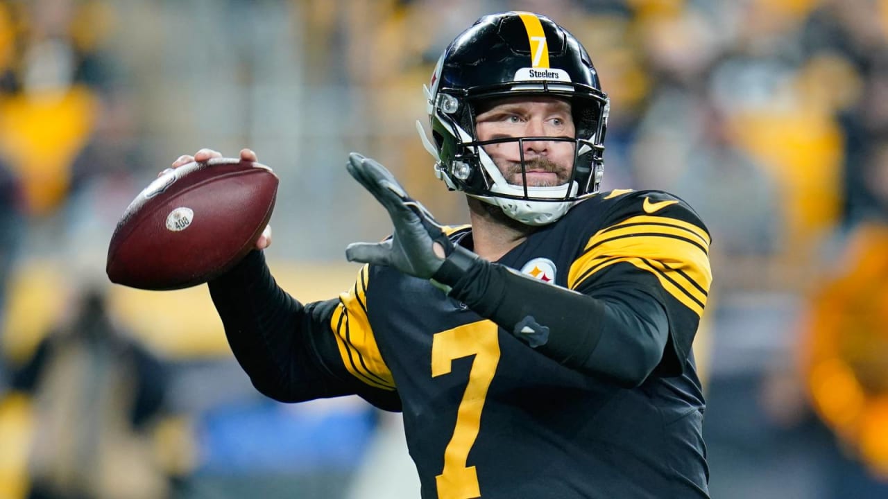 Chiefs' Patrick Mahomes asks Steelers' Ben Roethlisberger for a jersey