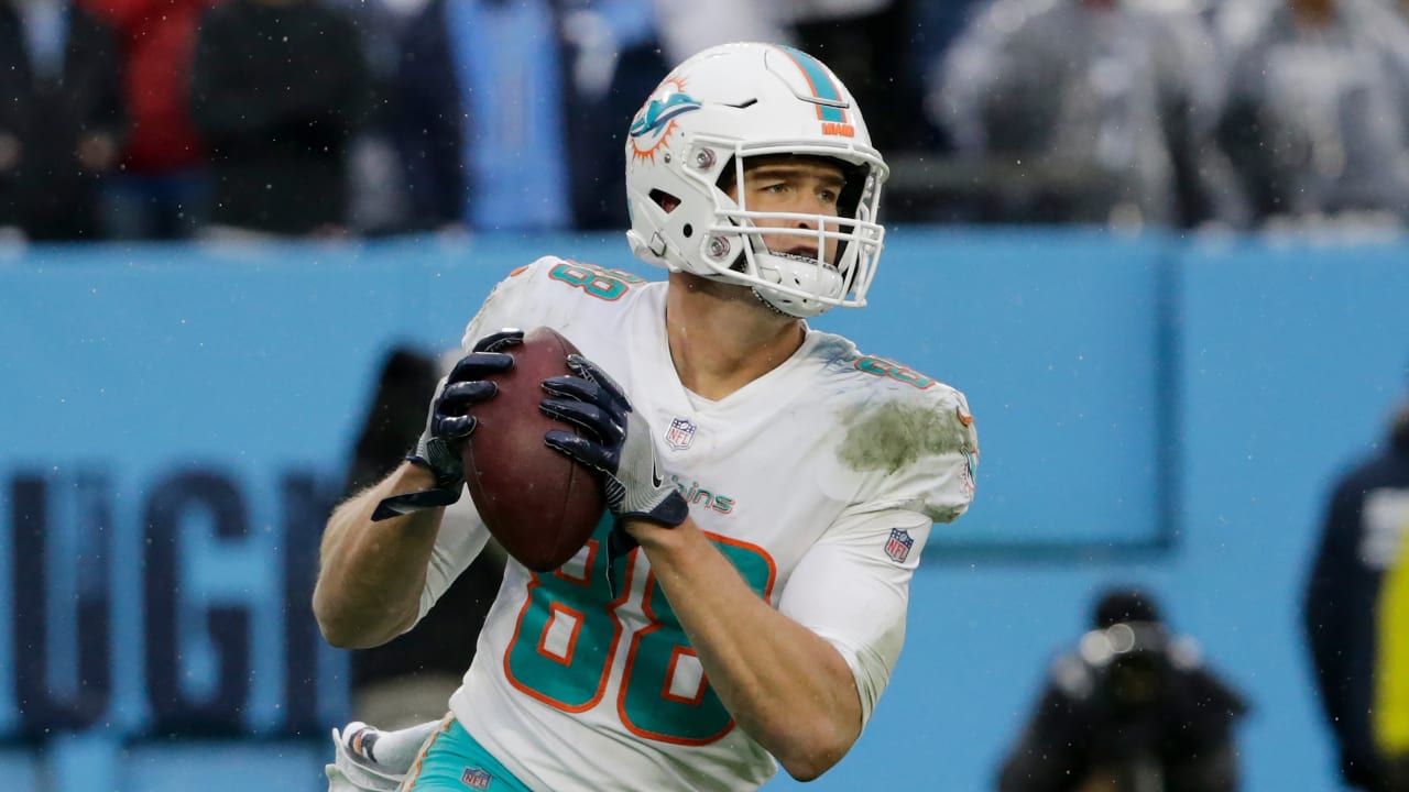 It's A Battle' - Dolphins WRs Coach Wes Welker Provides Update on Best  Offensive Position Battle in Camp