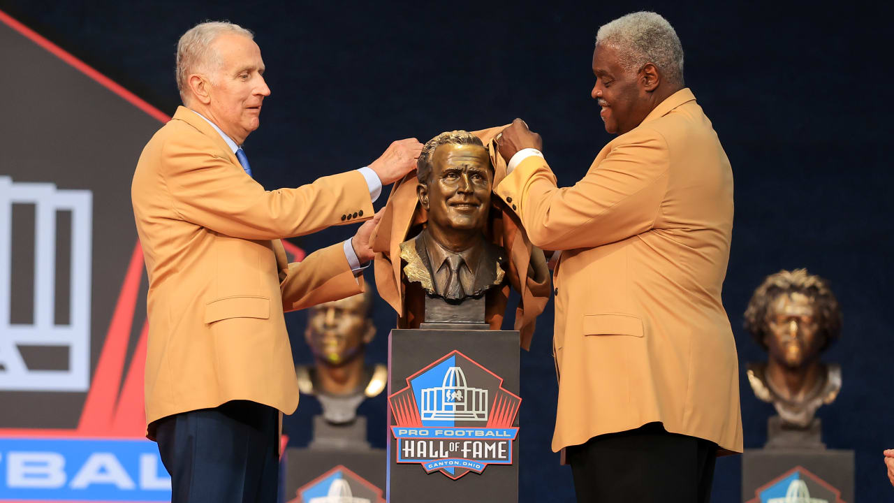 Former NFL commissioner Paul Tagliabue surprises Art McNally with