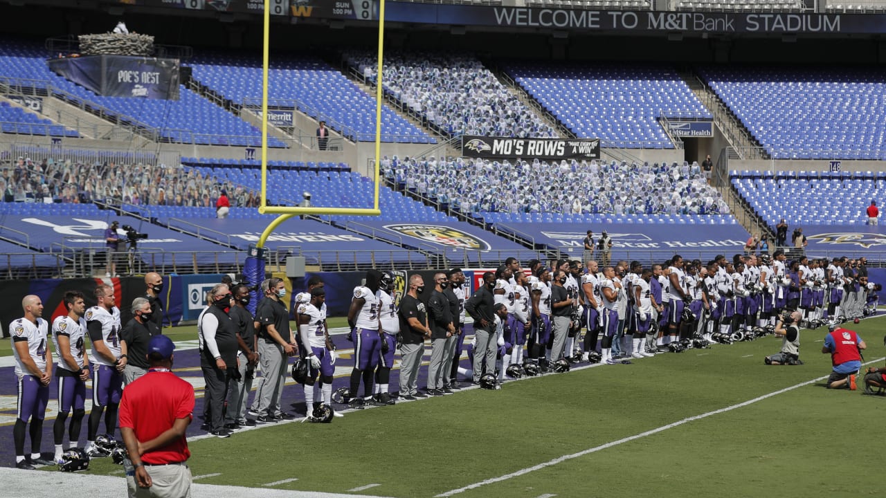 Packers lock arms during anthem; fans chant 'USA, USA'