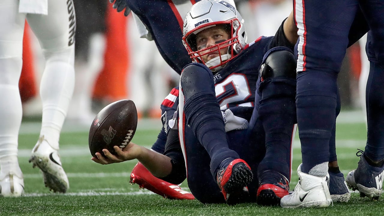 Baker Mayfield throws a TD pass in his bid to follow Tom Brady as