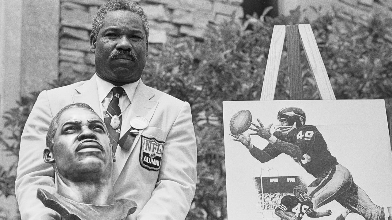 Washington Football Team To Honor Franchise Icon Bobby Mitchell With  Uniform Patch – SportsLogos.Net News