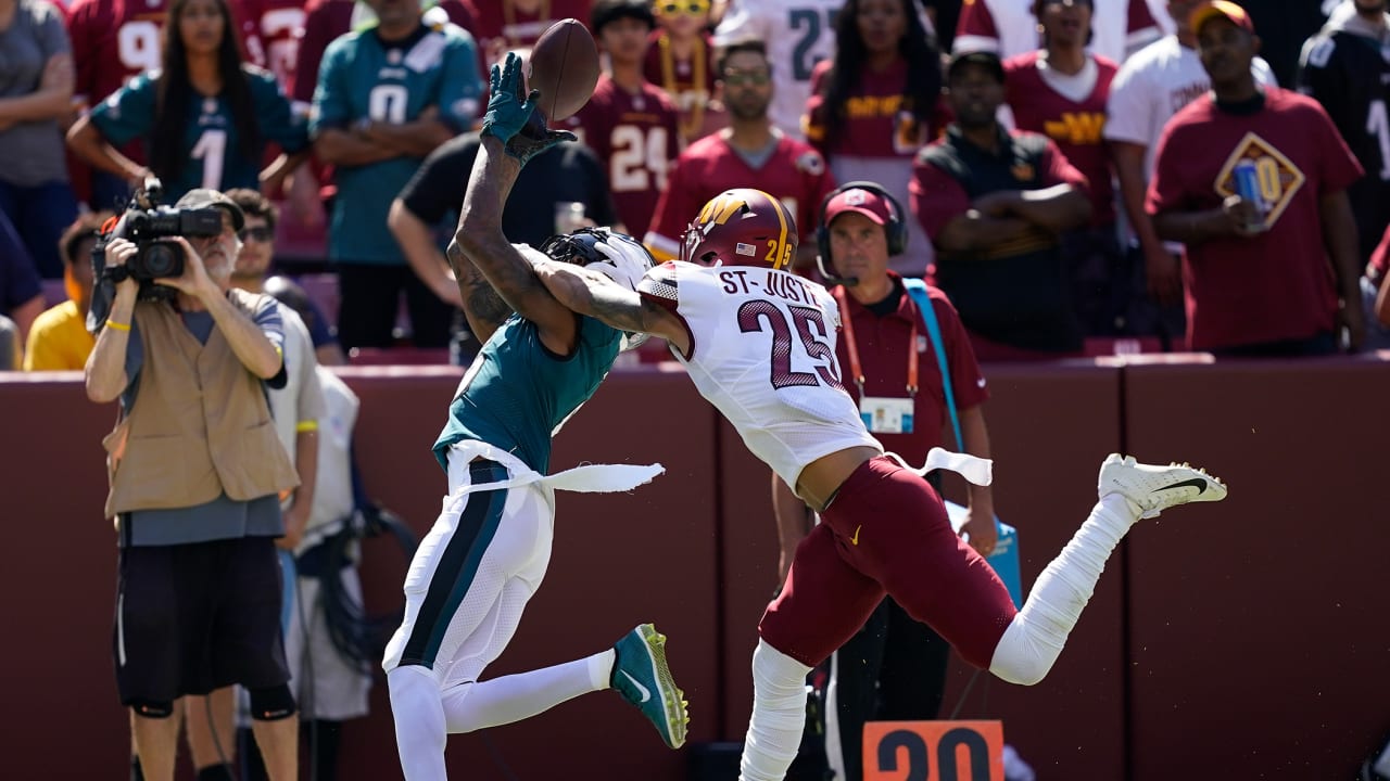 DeVonta Smith makes a leaping TD grab over Broncos CB Patrick Surtain