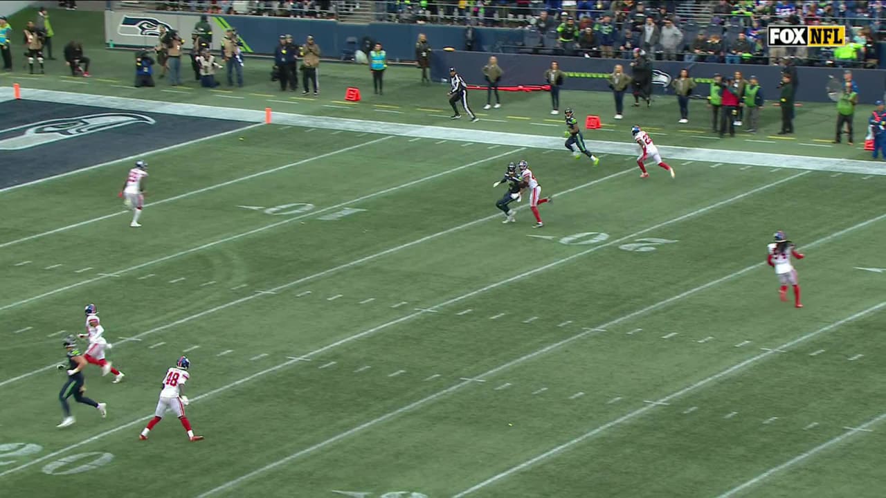 Seattle Seahawks quarterback Geno Smith, wide receiver Tyler Lockett miss  out on would-be insane TD connection by just inches