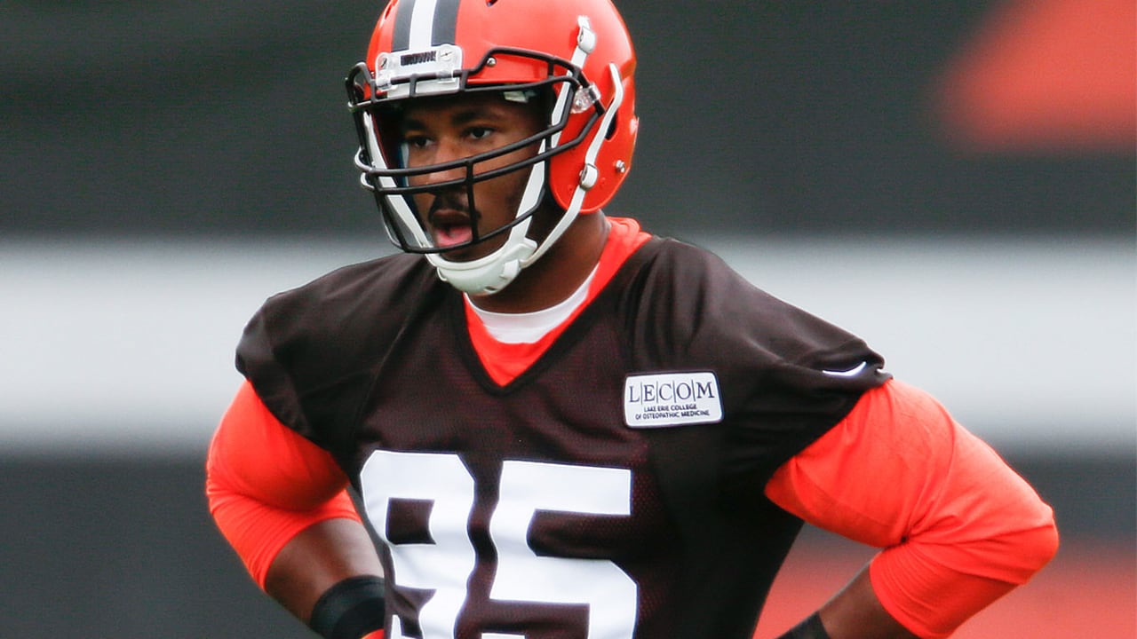 Browns' Myles Garrett leaves Ravens game in walking boot after limping off  in 3rd quarter, but says 'I'll be ready' for 49ers 